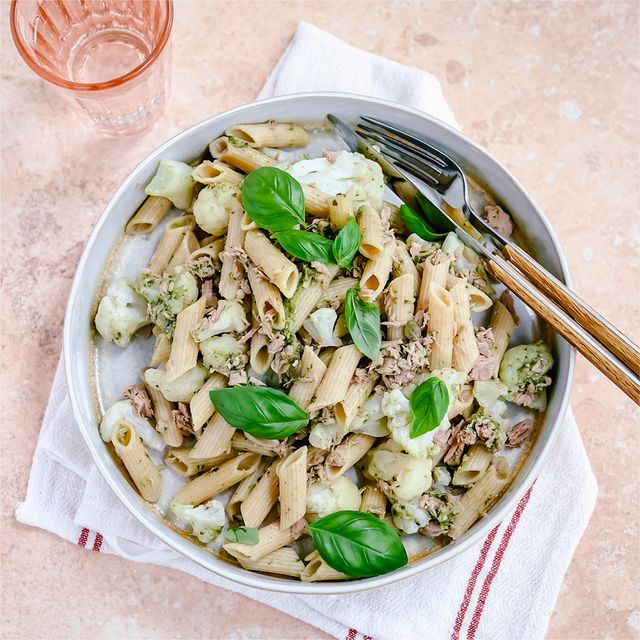 Bord met pasta van bloemkool, tonijn & pesto