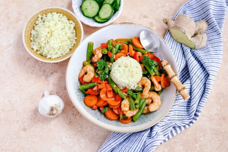 Rode curry met garnalen sperziebonen en rijst
