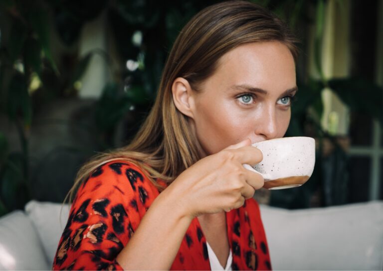 Vrouw geniet van het drinken van een kop koffie